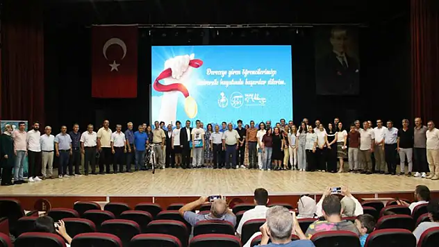 Akşehir Belediyesi başarılı öğrencileri ödüllendirdi!
