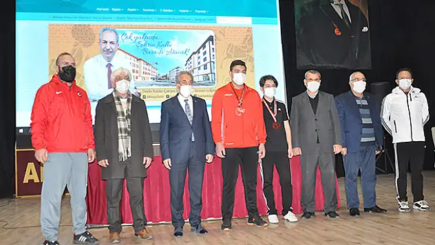 Akşehir Belediyesi başarılı sporcuları altınla ödüllendirdi