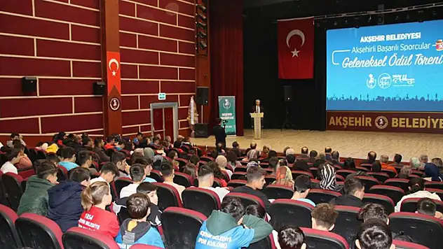 Akşehir Belediyesi başarılı sporcuları ödüllendirdi
