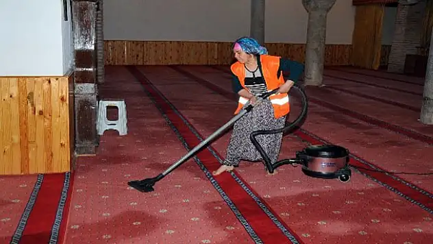 Akşehir Belediyesi Cami Temizliklerini Sürdürüyor