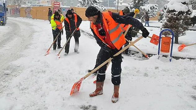 Akşehir Belediyesi kar temizleme çalışmalarını sürdürüyor