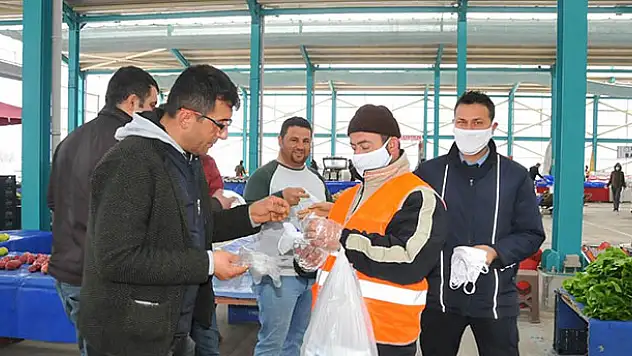 Akşehir Belediyesi maske ve eldiven dağıtımını sürdürüyor