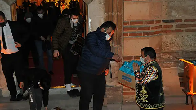 Akşehir Belediyesi Miraç Kandili'nde simit ve mevlit şekeri dağıttı