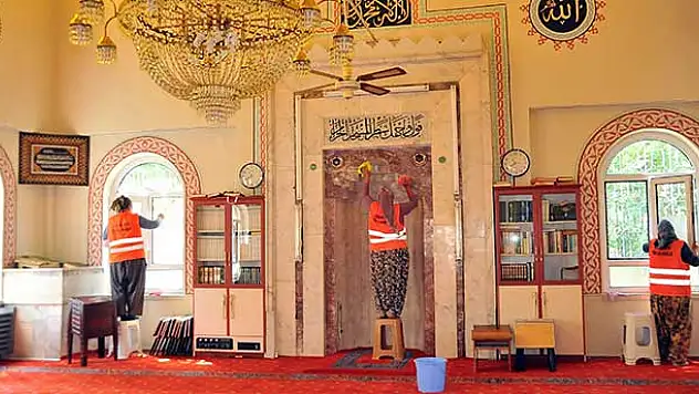 Akşehir Belediyesi'nden Camilere Temizlik