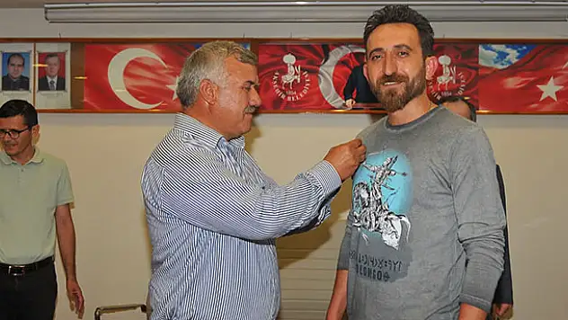 Akşehir Belediyesi'nden dünya şampiyonu Bacılı'ya ödül