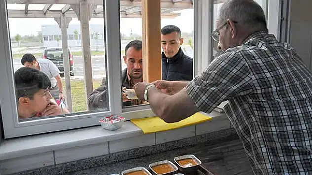Akşehir Belediyesi'nden Hayvan Pazarında Çorba ve Çay İkramı