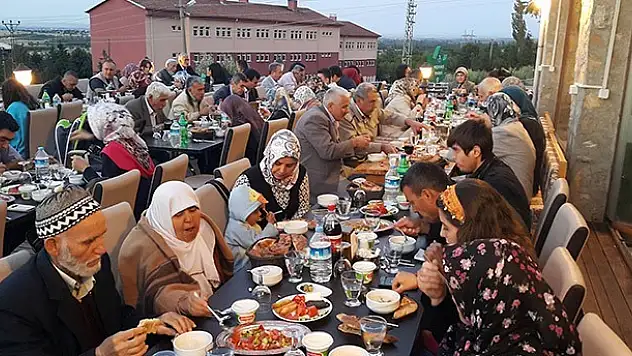 Akşehir Belediyesi'nden şehit ve gazi ailelerine iftar