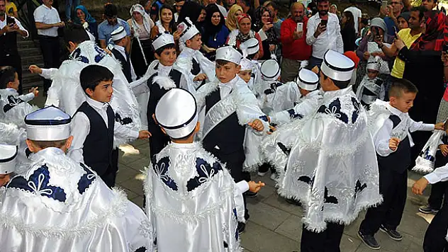 Akşehir Belediyesi'nin 16. geleneksel sünnet şöleni yapıldı