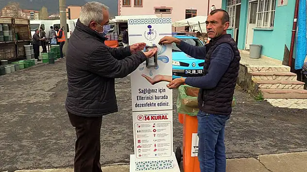 Akşehir Belediyesi pazarda maske dağıttı