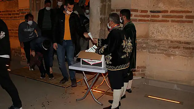 Akşehir Belediyesi vatandaşlara mevlid şekeri dağıttı