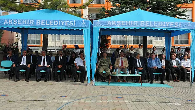 Akşehir Belediyesinden 2 bin 500 çanta ve kırtasiye seti