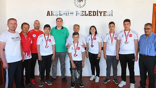 Akşehir Belediyesinden başarılı sporculara altın
