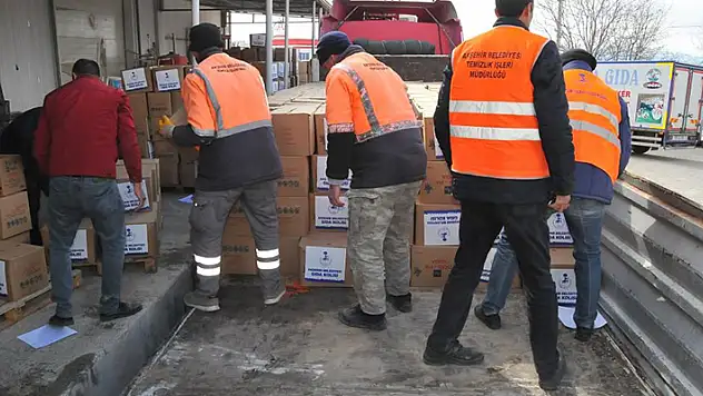 Akşehir Belediyesinden deprem bölgesine yardım kolisi
