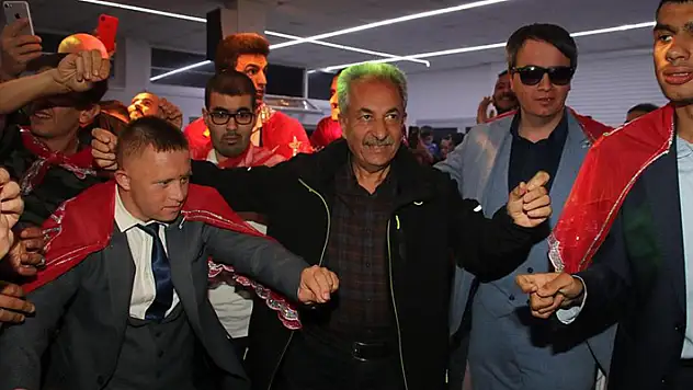 Akşehir Belediyesinden engelli gençlere asker kınası eğlencesi
