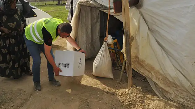 Akşehir Belediyesinden geçici tarım işçilerine gıda paketi yardımı
