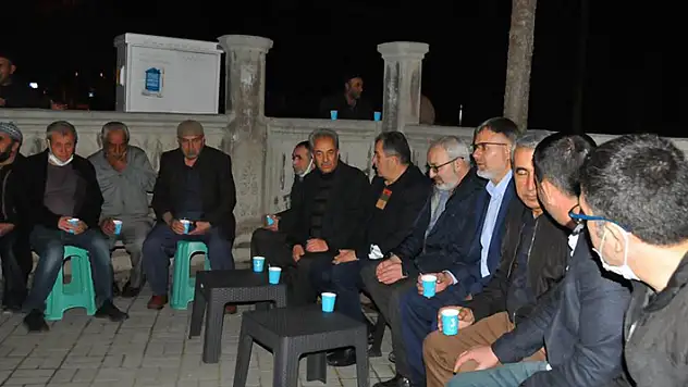 Akşehir Belediyesinin teravih sonrası közde çay ikramı devam ediyor
