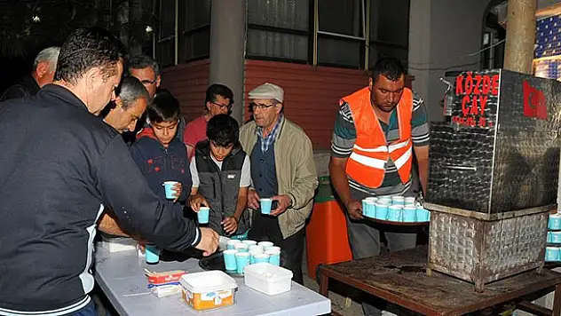 Akşehir Belediyesinin teravih sonrası közde çay ikramı sürüyor
