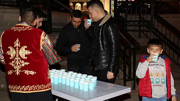 Akşehir'de ballı süt ikramı geleneği devam ediyor