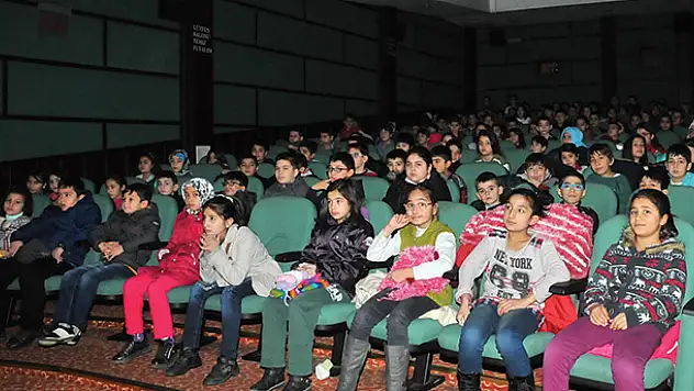 Akşehir'de başarılı öğrencilere sinema hediyesi