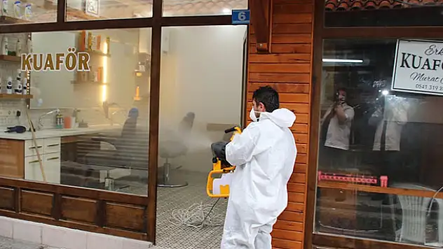 Akşehir'de berber ve kuaför salonları dezenfekte ediliyor