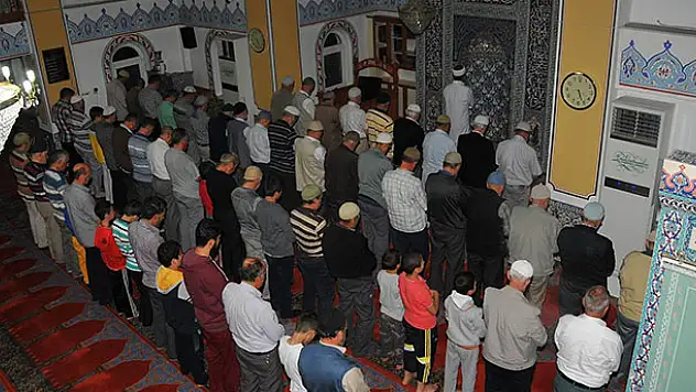 Akşehir'de camiler çocuk sesleri ile şenleniyor