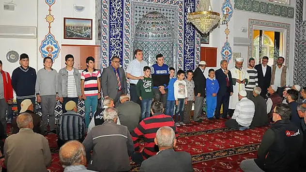 Akşehir'de camiye giden çocuklar ödüllendirildi