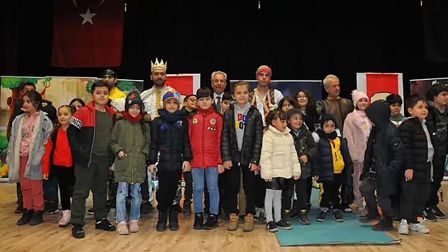 Akşehir'de çocuklar tiyatroyla buluştu
