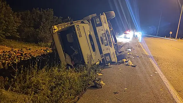 Akşehir'de devrilen kamyonun sürücüsü yaralandı
