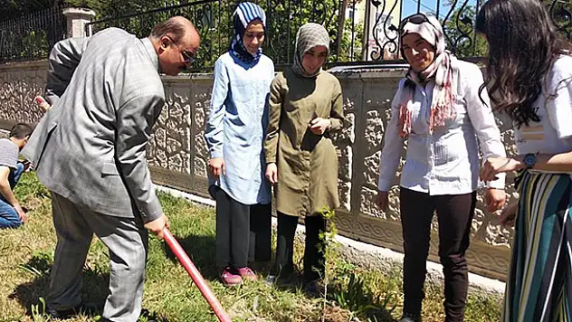 Akşehir'de engelli çocuklar fidan dikti