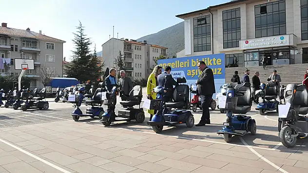 Akşehir'de engellilere akülü araç dağıtıldı
