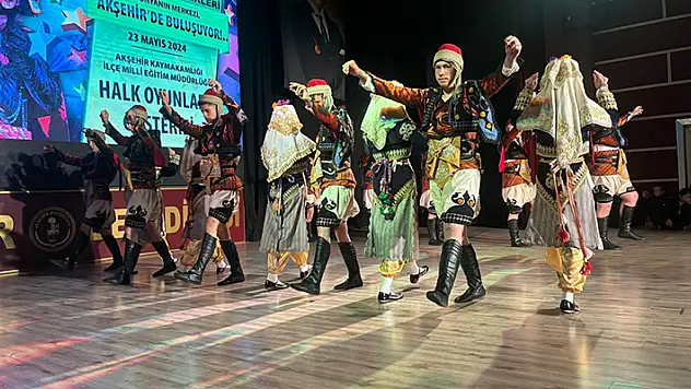 Akşehir'de halk oyunları gösterisi düzenlendi
