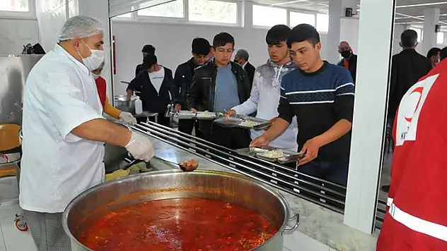 Akşehir'de ilçe protokolü aşevinde öğrencilerle birlikte yemek yedi
