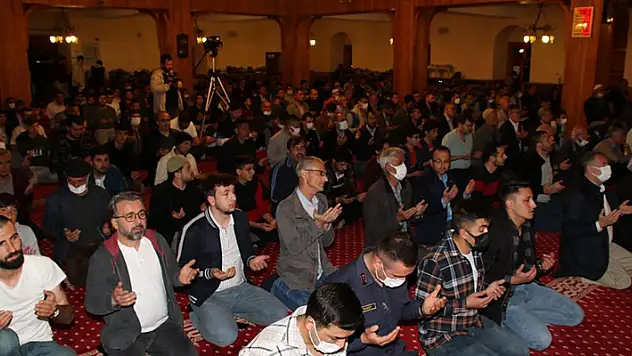 Akşehir'de Kadir Gecesi'nde hatimlerde buluşuldu
