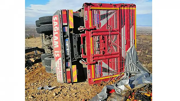 Akşehir'de kamyonun devrilmesi sonucu iki kişi yaralandı