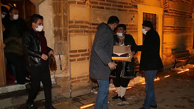 Akşehir'de kandilde mevlid şekeri ile ağızlar tatlandı