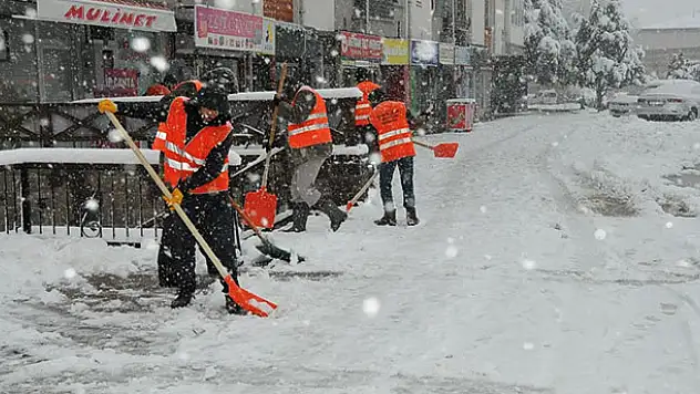 Akşehir'de kar temizliği çalışmaları aralıksız devam ediyor