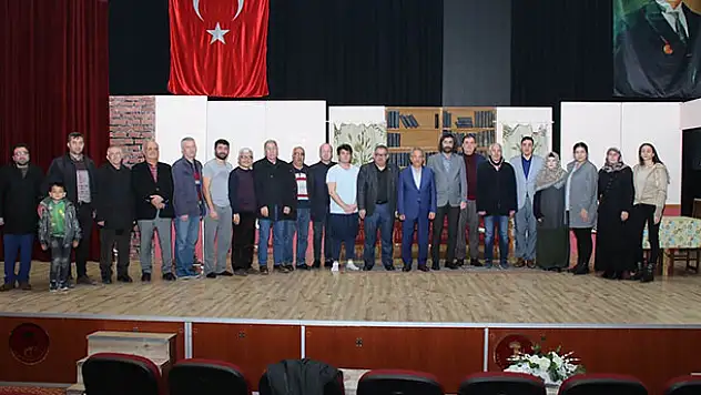 Akşehir'de 'Karanlıkta Açan Çiçekler' isimli tiyatro sahnelendi