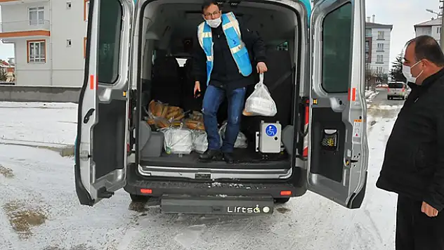 Akşehir'de koronavirüs tedavisi görenlere sıcak yemek desteği