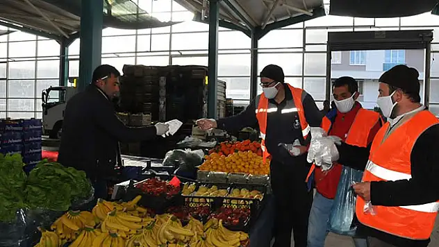 Akşehir'de maske ve eldiven dağıtımı