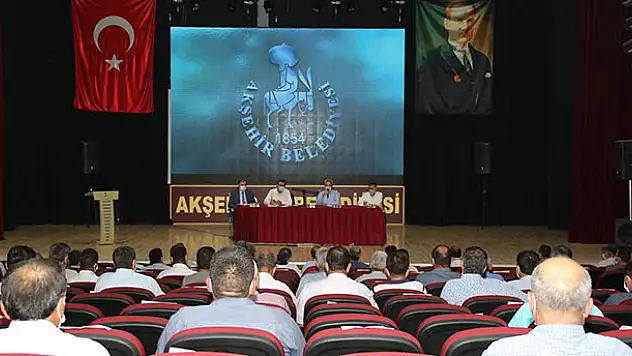 Akşehir'de muhtarlarla istişare toplantısı yaptı
