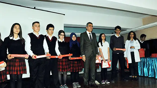 Akşehir'de öğrenciler tabletlerine kavuştular