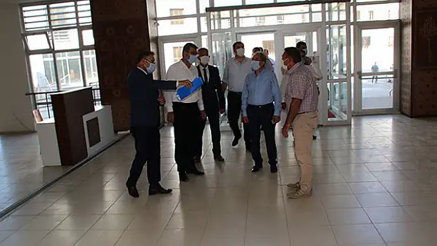 Akşehir'de okullardaki bakım ve onarım çalışmaları sürüyor
