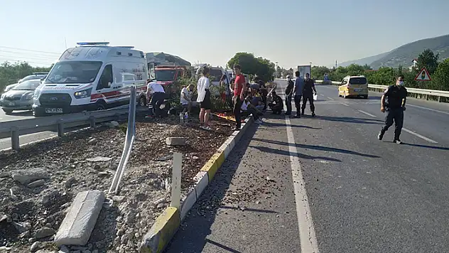 Akşehir'de refüje çarpan hafif ticari araçtaki 5 kişi yaralandı
