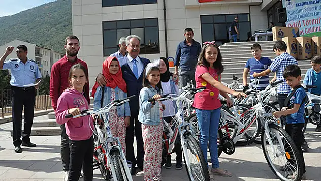 Akşehir'de sabah namazına giden 520 çocuğa bisiklet hediye edildi