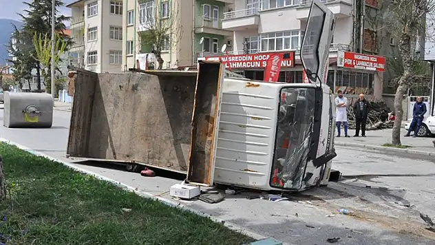 Akşehir'de süt kamyoneti ile otomobilin çarpışması sonucu 2 kişi yaralandı

