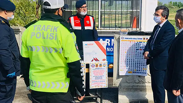 Akşehir'de traktör sürücülerine reflektör dağıtıldı
