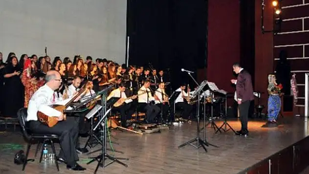 Akşehir'de Türkü Gecesi Düzenlendi