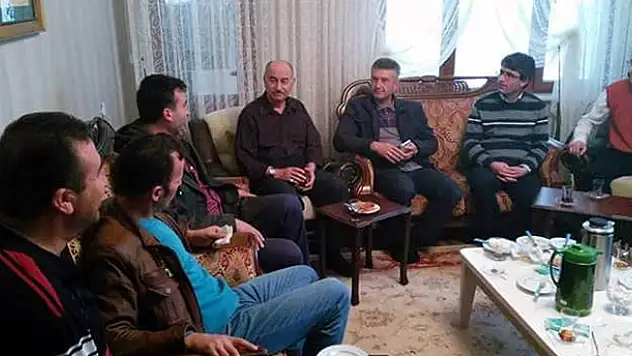 Akşehir'de Vefalı Öğrenciler Yıllar Sonra Öğretmenlerini Ziyaret Etti