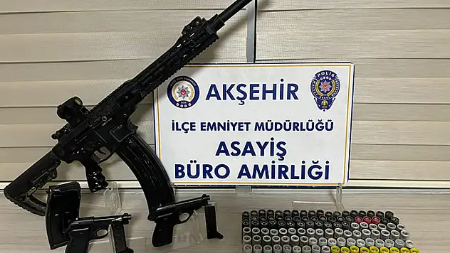 Akşehir'de yakalanan araçtan tabanca ve tüfek çıktı

