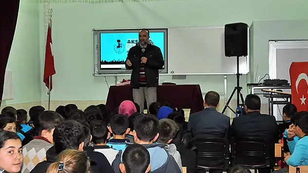 Akşehir'de yazar buluşmaları sürüyor